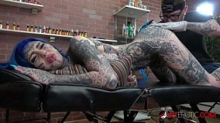Amber Luke Gets A Tattoo On Her Butt And Enjoys A Wild Night