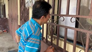 Curvy Neighbor Gets Stuck And The Creepy Old Man Takes Advantage – Homemade Video