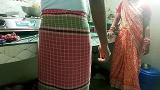 मालकिन ने रसोइए को किचन में दबोचकर ज़ोरदार चुदाई दी