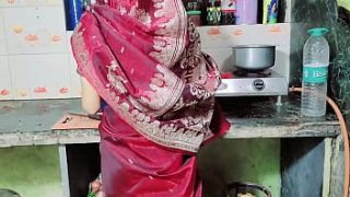 साड़ी में देसी भाभी की ख़ूबसूरती देखकर उस पर डोल गया