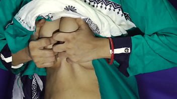 भारतीय भाभी को उसके दोस्तों ने बेहद जोशीले अंदाज में चोदा