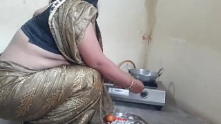 सुबह-सुबह नौकरानी को रसोई में चोदते हुए उसकी कुतिया वाली हरकतें निकलवाना