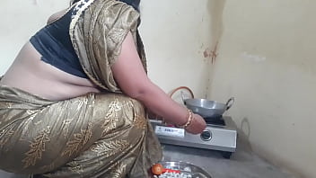 सुबह-सुबह नौकरानी को रसोई में चोदते हुए उसकी कुतिया वाली हरकतें निकलवाना
