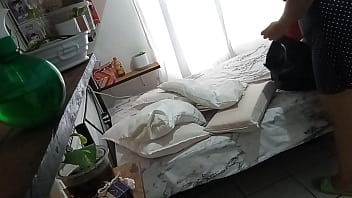 Una Madurita Ardiente Limpiando Su Habitación Con Mucho Estilo