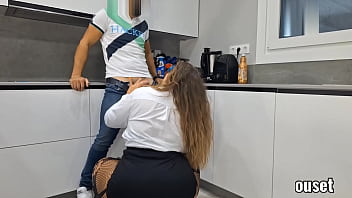 El Técnico Pilló A La Secretaria De Nalgas Grandes En La Cocina Y Ella Le Pagó Su Trabajo Con Una Ardiente Sesión En Su Trasero Generoso.