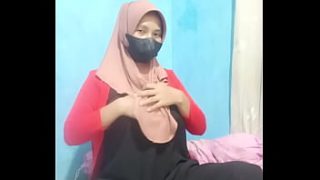 Seorang Gadis Berhijab Asyik Bermain Dengan Mainan Hingga Mencapai Puncak Kenikmatan