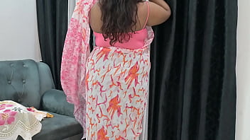 Curvy Indian Bhabhi With Tempting Cleavage