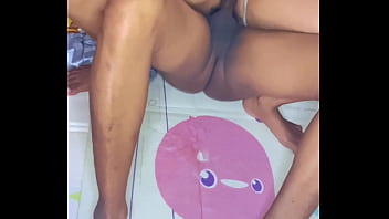 Susu segar dari payudara untuk membersihkan dan memanjakan batangmu