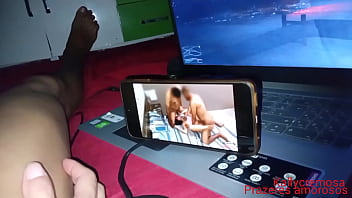 Vendo minha esposa gemendo entre dois homens, enquanto me oferece um boquete ardente.
