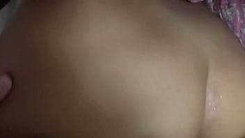 La mejor amiga de mi esposa dejó que le acariciara su intimidad y terminamos teniendo sexo