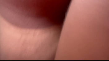 Jovem latina monta com sua bunda generosa