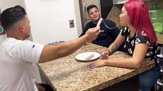 Esposa adicta a las salchichas del amigo de su marido