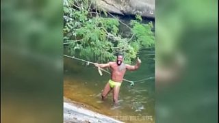Do calor de Copacabana ao frescor da mata: uma trilha ardente rumo à cachoeira e a uma companhia para aquecer a noite