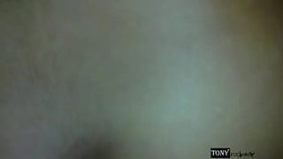 Solo quiero dormir, pero ella insiste en que le llene su huequito con mi verga.