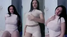 Ochi Berlian menggoyang tubuhnya yang menggoda
