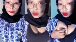 Sis SMA Berhijab dengan Payudara yang Sangat Besar