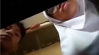 Skandal Grepe Diam-Diam Sepasang ABG di Kelas
