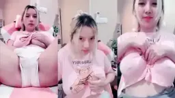 Cici Cantik Mengelus-elus Memeknya dengan Paha Terbuka