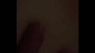 Mirando cómo se ofrece, con ese culo al aire y ganas de que se lo den