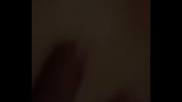 Mirando cómo se ofrece, con ese culo al aire y ganas de que se lo den