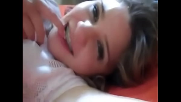 Michele deixando o namorado de lado e indo além