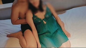 着衣のまま愛撫で感じる…神奈川の若妻が緑のランジェリーで悶えるアマチュア個人撮影