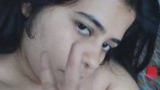 Curvy Desi beauty’s sultry solo tease