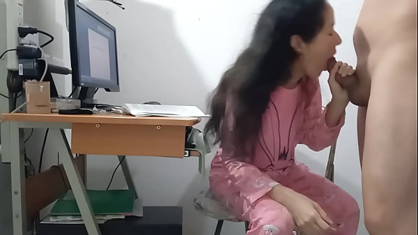 Mi padrastro no pudo esperar y me llenó el pijama rosa mientras trabajaba.