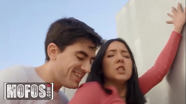 A stroke of luck for Jordi: Valeria Valois, all curves and desperation, offers a very persuasive plea for his help.