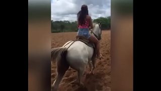 Larissinha montando com ritmo, indo e voltando sem parar