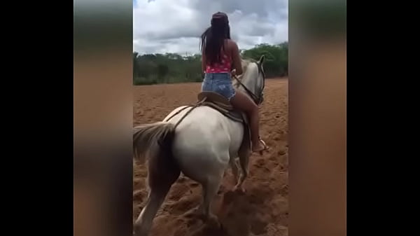 Larissinha montando com ritmo, indo e voltando sem parar