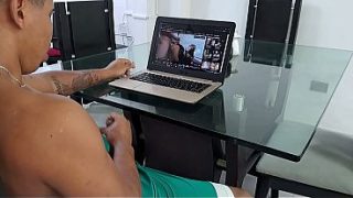 Atrapé a mi hijastro en un momento muy íntimo