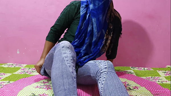 Naughty Desi Girl Pleasing Her Boyfriend Under the Desk in Class