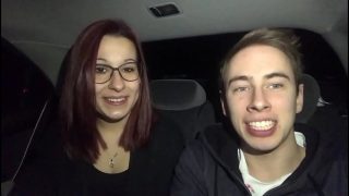 Succhia il cazzo a Max Felicitas in auto, ingoiando tutto
