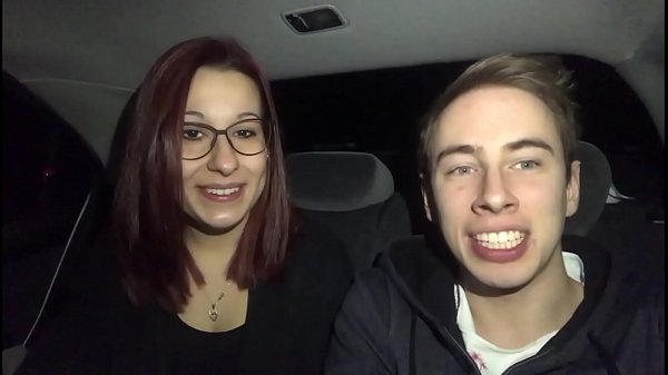 Succhia il cazzo a Max Felicitas in auto, ingoiando tutto