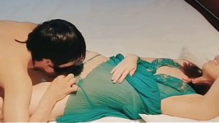 スレンダーな人妻が緑のランジェリーで不倫相手を手コキで射精まで導くアマチュア個人撮影