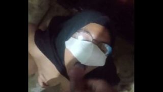 Gadis Indonesia beraksi di kamar mandi sambil menikmati sensasi ekstrem