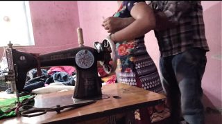 अंकल ने सिलाई करती देसी भाभी को चोदा