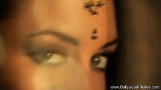 Sensual Indian MILF: A Tempting Vision of Desire