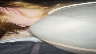 Follando salvaje a una pelirroja en el coche por dinero