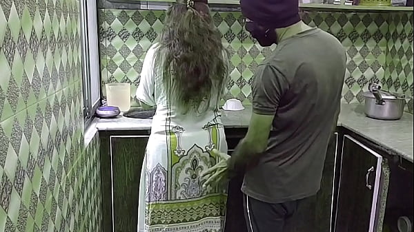 Spicy Desi Bhabhi Gets a Surprise Filling in the Kitchen While Cooking – Hindi Moans