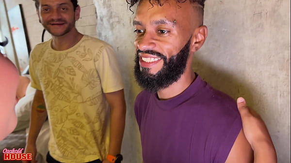 Seduzida por Experiência: Uma Jovem em um Triângulo Ardente com Homens Maduros