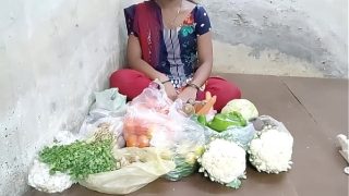 गर्म देसी लड़की सब्जी बेचते हुए ग्राहक के साथ रोमांचक मुलाकात