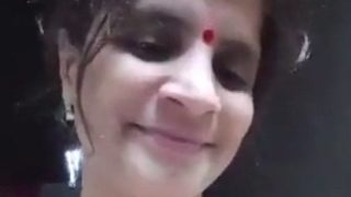 Voluptuous Desi Aunty Reveals All in Private MMS