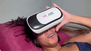 Filho flagra mãe e pai transando em cima da enteada enquanto ela se masturba com óculos de realidade virtual