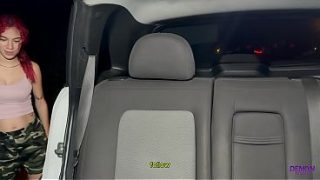Descarada jovencita se entrega en el auto a plena vista