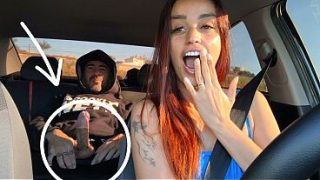Motorista de APP safada flagra passageiro se masturbando e decide dar uma mãozinha… e muito mais no banco de trás!