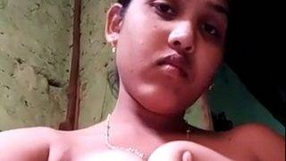 Desi girl strips down, captures a hot nude selfie on camera