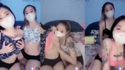 Dua gadis saling menjilat dan menggoda puting basah dengan penuh nafsu.