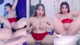 Gak puas dikocok, lanjut main dildo sendiri sampai puas.